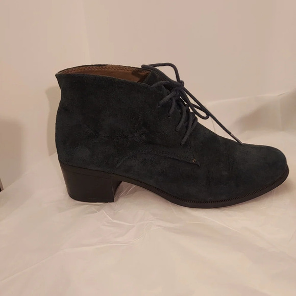 White Mountain "Seneca" Leather/Suede Navy Blue Bootie in Size 8.5 M - Picture 4 of 11